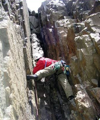 Feña escalando